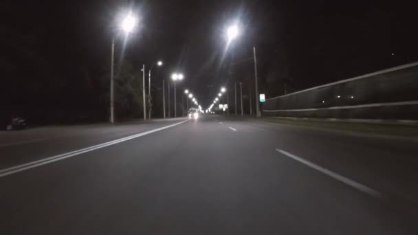 De auto rijdt 's avonds laat op de weg Rechtenvrije Stockvideo