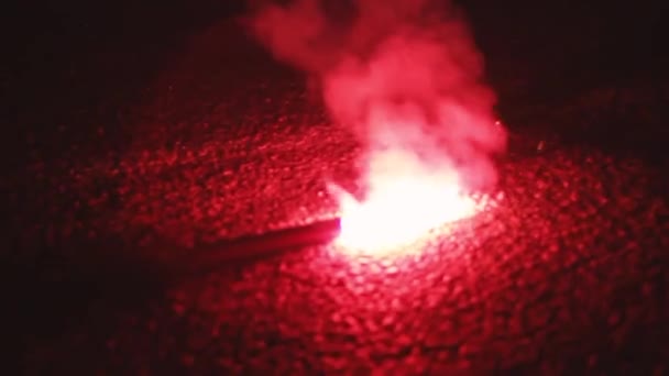 Fuego rojo arde en el pavimento — Vídeo de stock