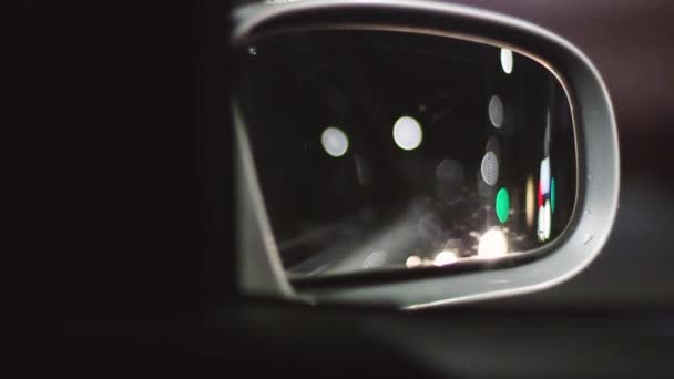 Espejo frontal del coche en la noche — Vídeo de stock