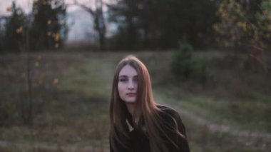 Kız akşamları yalnız yürür. Kız kendine hayran. Kız şehirde yürüyor.