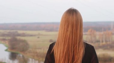 Kız akşamları yalnız yürür. Kız kendine hayran. Kız şehirde yürüyor.