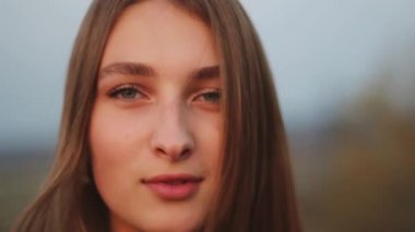 Kız akşamları yalnız yürür. Kız kendine hayran. Kız şehirde yürüyor.