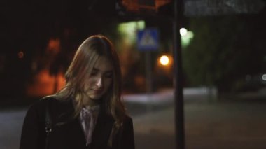 Kız akşamları yalnız yürür. Kız kendine hayran. Kız şehirde yürüyor.