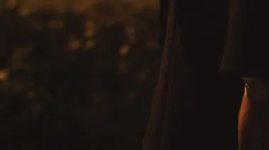Kız akşamları yalnız yürür. Kız kendine hayran. Kız şehirde yürüyor.