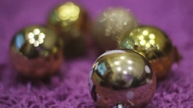 Noel ağacında çelenkler. Kış tatili Noel ağacına çelenk asın.