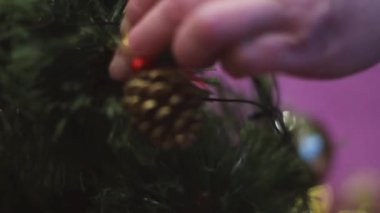 Noel ağacında çelenkler. Kış tatili Noel ağacına çelenk asın.