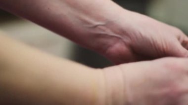 Noel ağacında çelenkler. Kış tatili Noel ağacına çelenk asın.