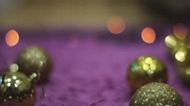 Noel ağacında çelenkler. Kış tatili Noel ağacına çelenk asın.