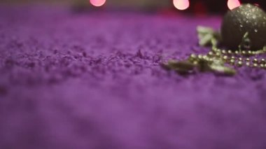 Noel ağacında çelenkler. Kış tatili Noel ağacına çelenk asın.
