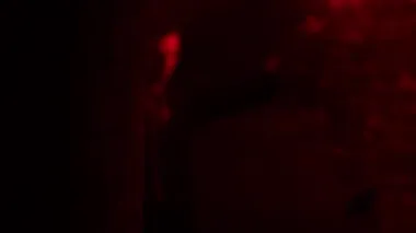 Adam terk edilmiş bir binada yürüyor. Yangını olan adam.