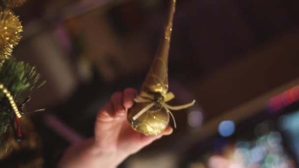 Bloemenslingers aan de kerstboom. Wintervakantie. Hang slingers aan de kerstboom. — Stockvideo