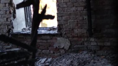 Öğleden sonra terk edilmiş bina.