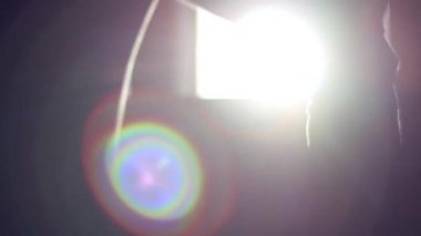 Adam terk edilmiş bir binadan geçiyor.