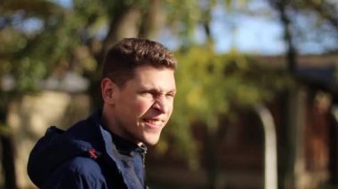 Adam terk edilmiş bir binadan geçiyor.