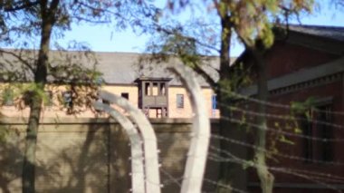 Adam terk edilmiş bir binadan geçiyor.