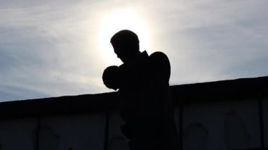 Adam terk edilmiş bir binadan geçiyor.