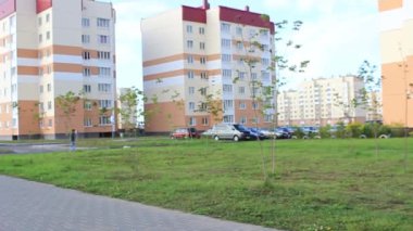 Adam akşam şehirde bisiklete biniyor.