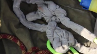 Kabloların çoğu yerde yatıyor..