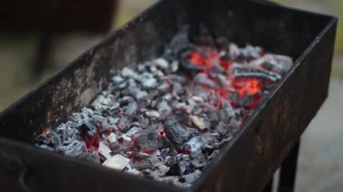 Bir sürü kömür. Ateşi söndür.