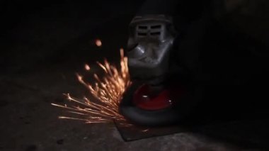 Çocuklar bir araba tamirhanesinde tamirat yapıyor..