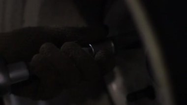 Çocuklar bir araba tamirhanesinde tamirat yapıyor..