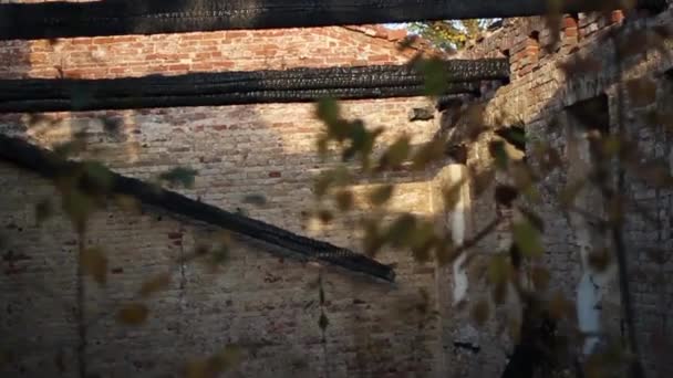 Un rayon de soleil à côté du bâtiment. Ancien bâtiment. Soleil le matin 