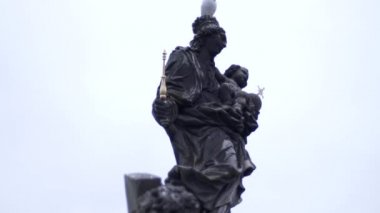 Güzel bir yer. Güzel Prag şehri. Charles Köprüsü. Sonbaharda Prag