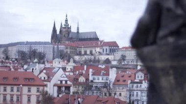 Güzel bir yer. Güzel Prag şehri. Charles Köprüsü. Sonbaharda Prag