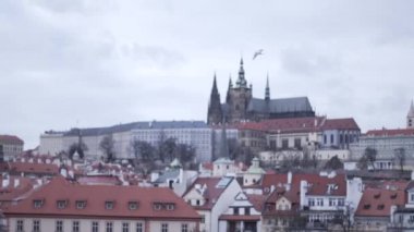Güzel bir yer. Güzel Prag şehri. Charles Köprüsü. Sonbaharda Prag