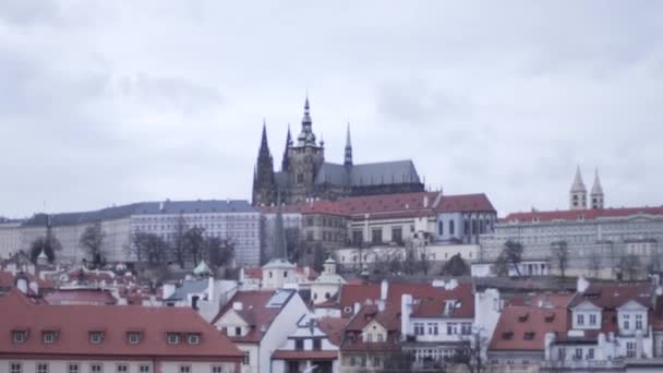 Um bom lugar. A bela cidade de Praga. A Ponte Charles. Praga no outono — Vídeo de Stock