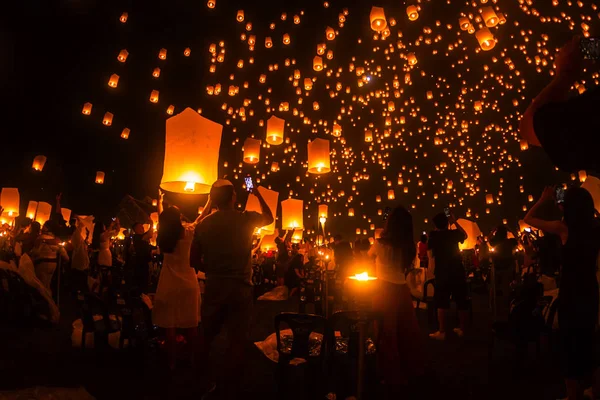 Lanna Dhutanka, Chiang Mai, Thajsko - 11. listopadu 2019: Lidé — Stock fotografie