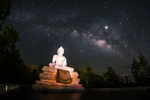 Photograph of milky way rising over big buddha on the hill in Th — Stock Photo, Image