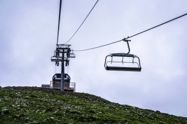 Dağ yamacındaki teleferik yukarı aşağı hareket ediyor.