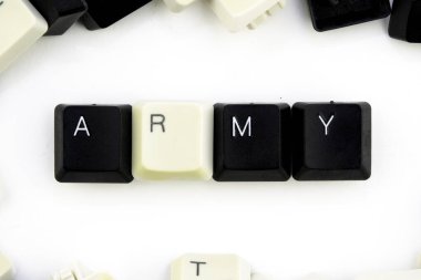 Endüstri ve insan faaliyeti alanlarındaki bilgisayar ve teknolojileri - kavram. Ordu, bir bilgisayar klavyesinin dağınık tuşlarından çıkan beyaz bir arka planda konuşuluyor.