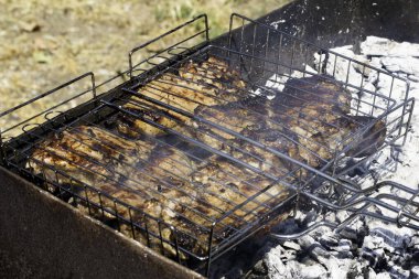 Kömür ızgarasında ızgara et. Korlar kül tüttürür