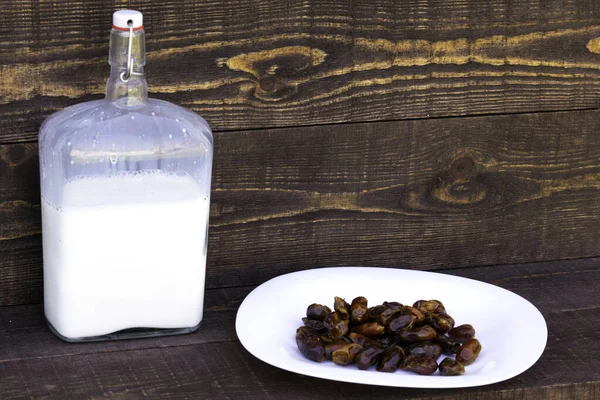 Hushaf - Dattelmilch, ein traditionelles Gericht zum Ramadan, Kochen, Zutaten, Datteln in einem Teller und Milch in Flaschen stehen auf dem Tisch — Stockfoto