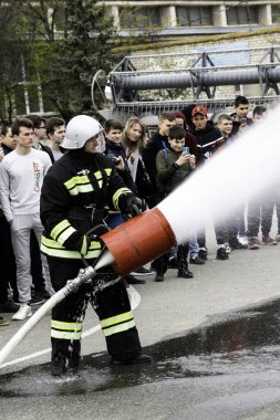 04 24 2019. Divnoye, Stavropol Bölgesi, Rusya. Tarım okulundaki itfaiye teşkilatının kurtarma ekipleri ve itfaiyecilerinin gösterileri. Köpük jeneratöründen köpük desteği, yangın çıkışı.