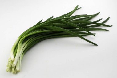 beyaz zemin üzerine soğan demet