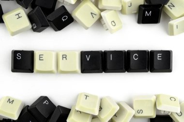 Endüstri ve insan faaliyeti alanlarındaki bilgisayar ve teknolojileri - kavram. Servis. Kelime servisi, bir bilgisayar klavyesinin dağınık tuşlarından beyaz bir arkaplan üzerine kurulmuştur.