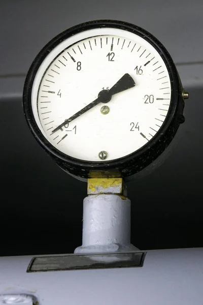 Manómetro de primer plano con graduaciones en la bomba del camión de bomberos — Foto de Stock