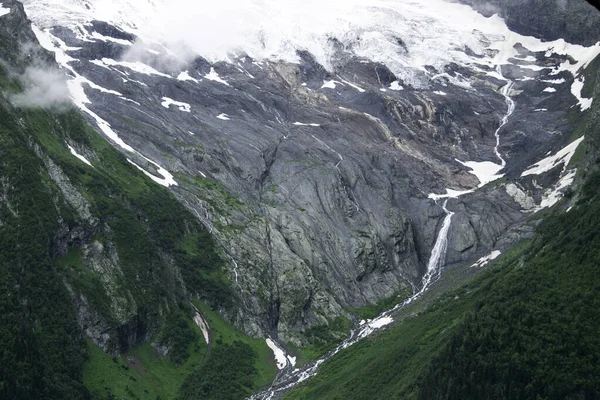 Berglandschaft - Gebirgswald, Felsen Gletscher Schneewolken, dombay, karachay-cherkessia, russland — Stockfoto