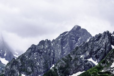 Dağ manzarası - dağlar orman, kayalar buzullar kar bulutları, Dombay, Karachay-Cherkessia, Rusya