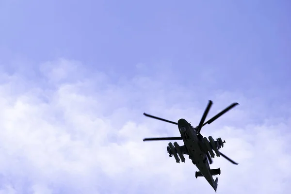 Російський ударний вертоліт К-52 Алігатор літає проти блакитного неба і хмар. — стокове фото