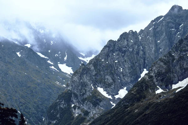 Paysage montagneux forêt montagneuse, rochers glaciers nuages de neige, Dombay, Karachay-Tcherkessie, Russie — Photo