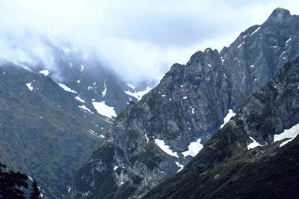 Paisagem de montanha floresta de montanhas, gelo geleiras nuvens de neve, Dombay, Karachay-Cherkessia, Rússia — Fotografia de Stock