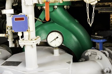 İçinde pompa ve iletişim bulunan itfaiye kompartımanı.