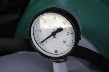 Mezuniyet töreniyle birlikte itfaiye aracına yakın çekim manometresi.