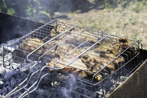 Grillfleisch auf einem Holzkohlegrill. Glut raucht Asche — Stockfoto