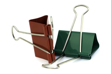 Beyaz arkaplanda izole edilmiş iki kırmızı ve yeşil kırtasiye klibi