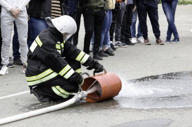 04 24 2019. Divnoye, Stavropol Bölgesi, Rusya. Tarım okulundaki itfaiye teşkilatının kurtarma ekipleri ve itfaiyecilerinin gösterileri. Köpük jeneratöründen köpük desteği, yangın çıkışı.